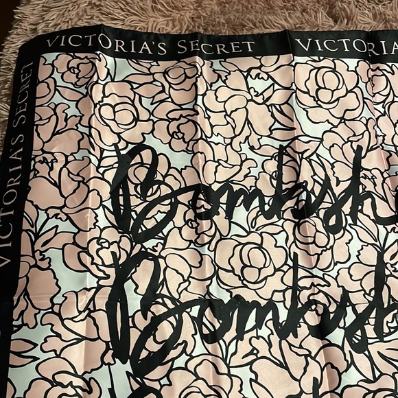 Victoria Secret scarf - Picture 3 of 4